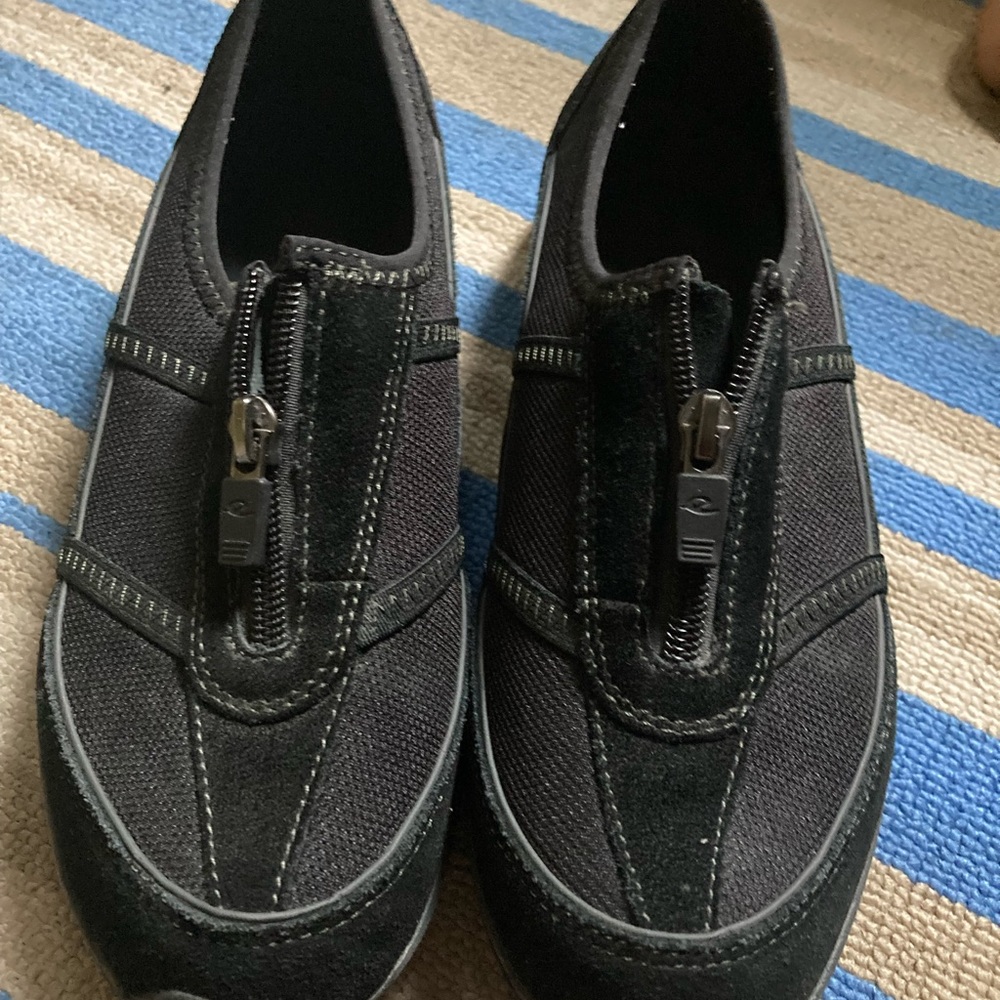 Size 7 Easy Spirit Zip Up Walking shoes. Excellent condition.